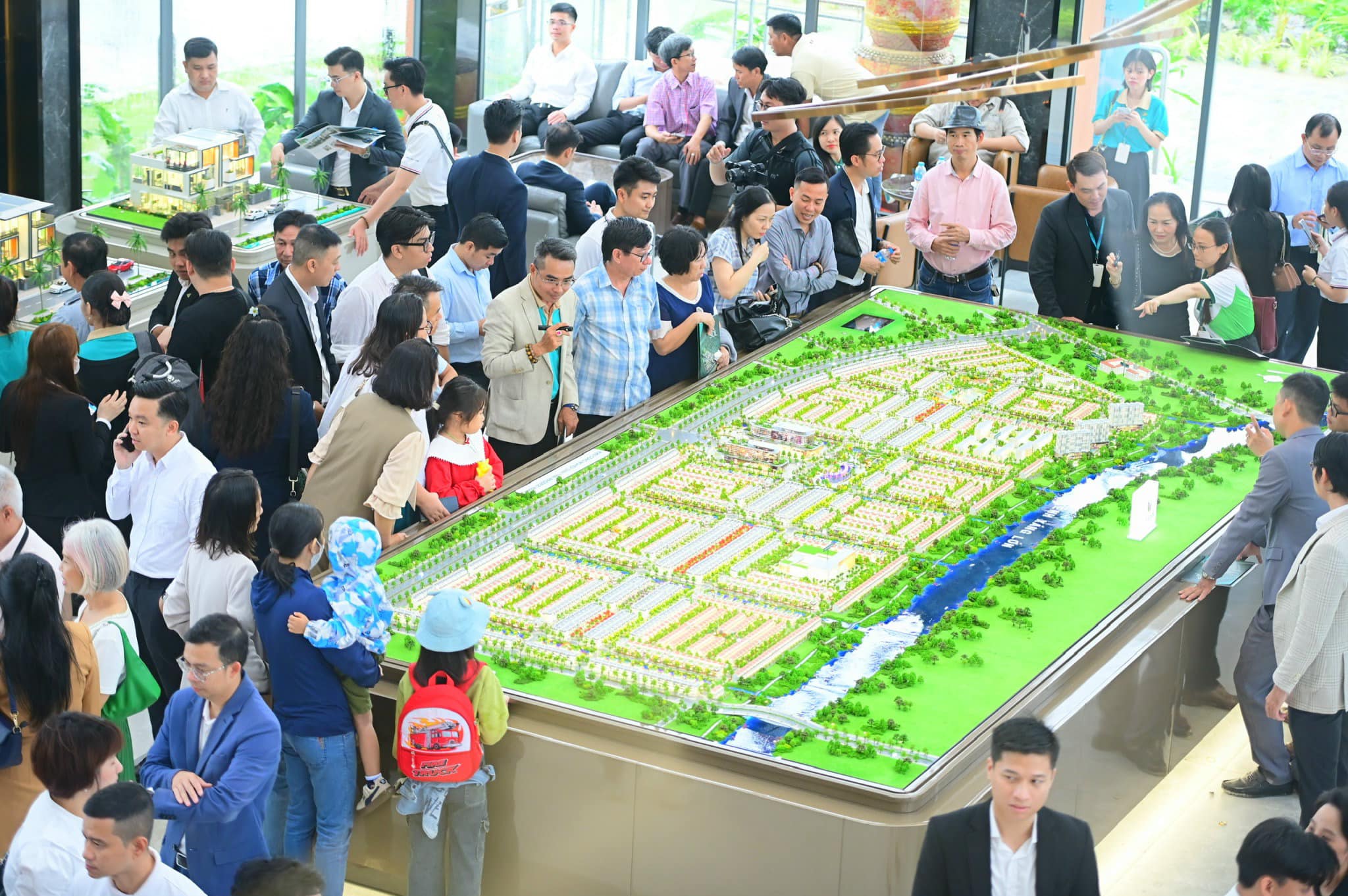 LA Home rộn ràng khai trương Sales Gallery và trung tâm TDTT